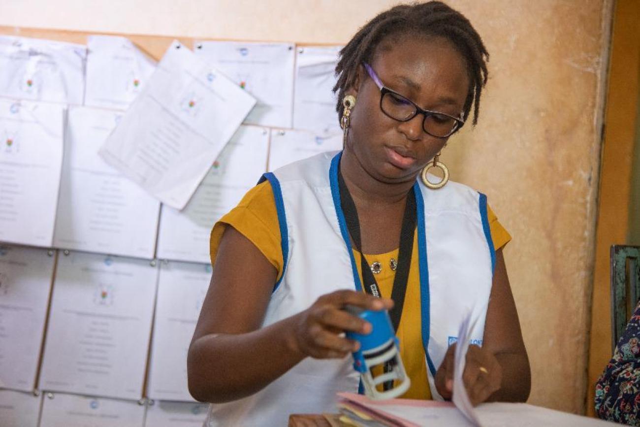 Contribuer aux élections en tant que Volontaire ONU a été une expérience passionnante qui m'a donné le sentiment de remplir mon devoir civique, déclare Alima Ouedraogo, VNU nationale, responsable des affaires juridiques, sur la photo. UNV, 2020