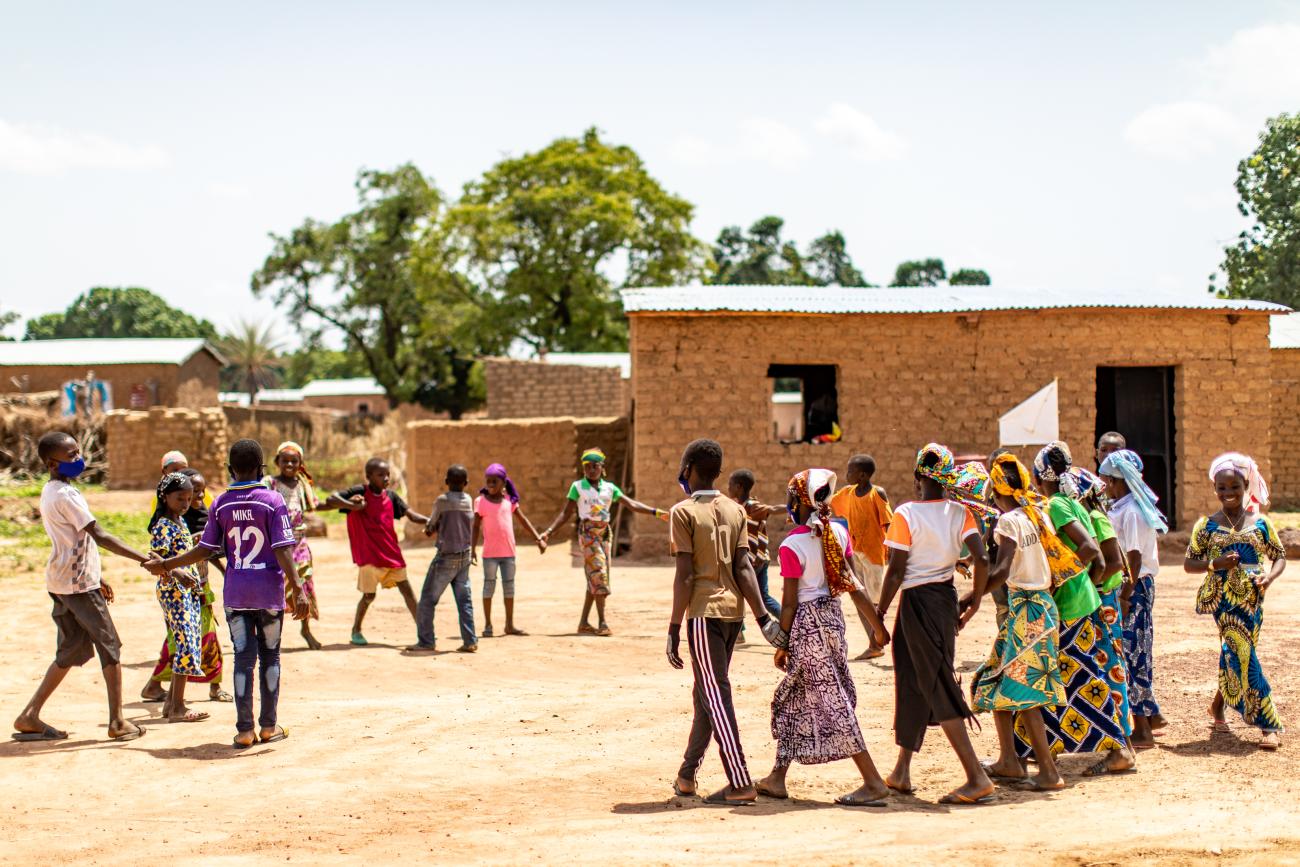 Un groupe d'apprenants bénéficiaires de la stratégie de scolarisation accélérée du projet Accel Africa de l’OIT jouent dehors dans une cour d'école. Région de Sikasso, au sud du Mali, juin 2021.