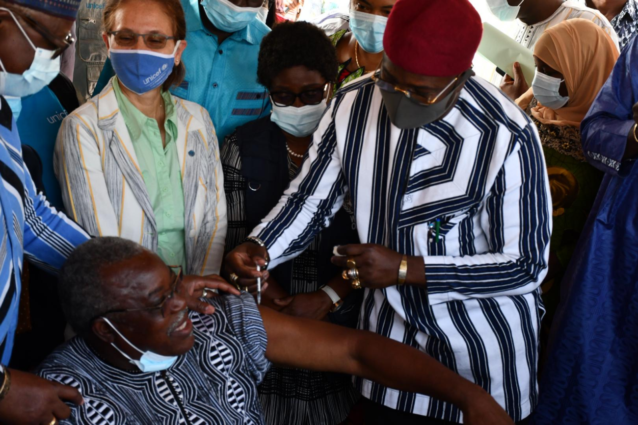 Hippolyte OUNAGRAWA, comédien, metteur en scène reçoit sa dose de vaccin contre la COVID-19, administrée par le Ministre de la santé sous le Regard du Représentant de l’OMS et de l’UNICEF