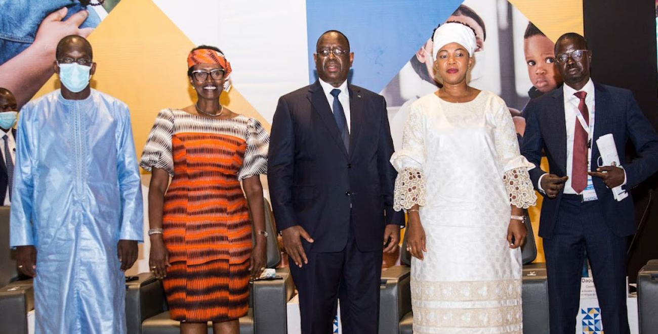 De gauche à droite : le ministre de la Santé du Sénégal, la Directrice Exécutive de l’ONUSIDA, le Président de la République du Sénégal, la Première Dame de Sierra Leone et le Président de l’Institut Régional de la société Civile