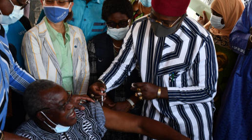 Hippolyte OUNAGRAWA, comédien, metteur en scène reçoit sa dose de vaccin contre la COVID-19, administrée par le Ministre de la santé sous le Regard du Représentant de l’OMS et de l’UNICEF