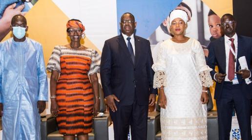 De gauche à droite : le ministre de la Santé du Sénégal, la Directrice Exécutive de l’ONUSIDA, le Président de la République du Sénégal, la Première Dame de Sierra Leone et le Président de l’Institut Régional de la société Civile